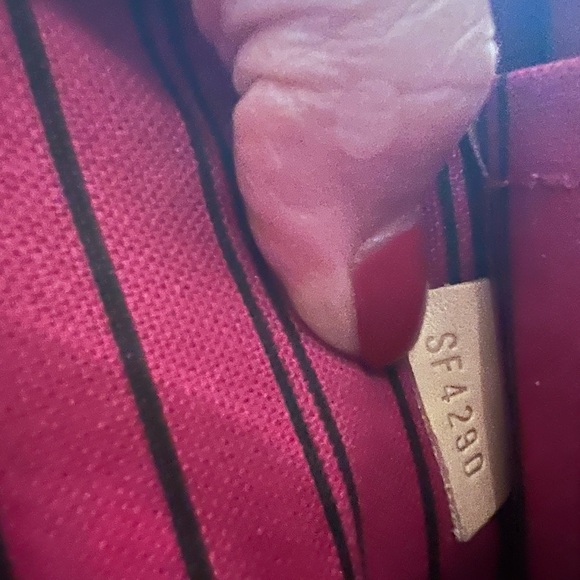 Louis Vuitton Brown Monogram Neverfull MM with Magenta interior. Includes pouch. - Picture 8 of 15